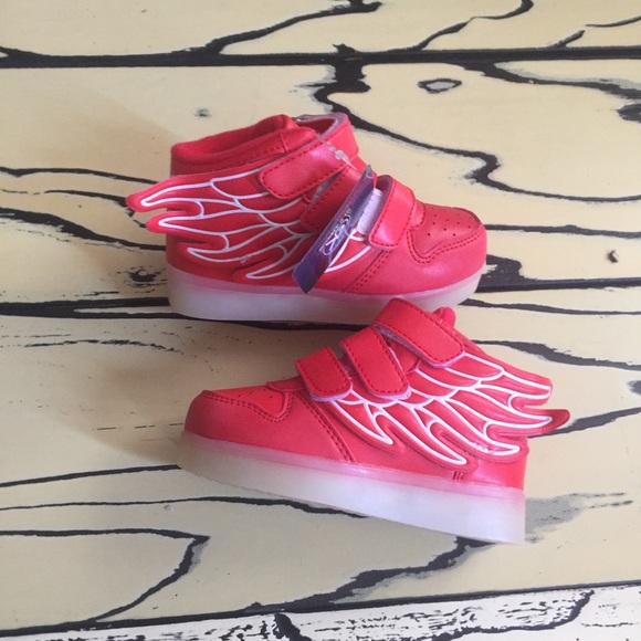 Kids red winged led light up shoe - Picture 3 of 6